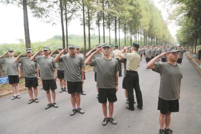 武汉4000多名准新兵封闭管理 训练营里有不少高材生
