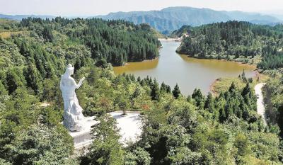 清江源头伫立13米盐水女神雕塑 右手拈花脚踏祥云