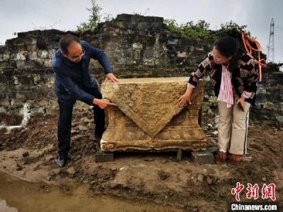 湖北襄阳古城墙狮子楼遗址发现“石狮”