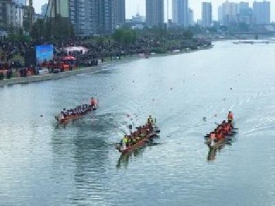 挥桨竞渡天门河 湖北省第十二届龙舟大赛开幕