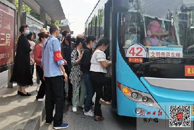 荆州公交增加班次、延长时间 应对假期客流增长