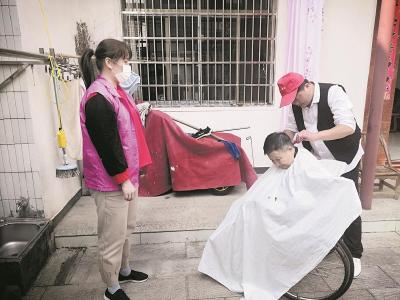 武汉新洲有对“义剪夫妻”定期上门为老人理发