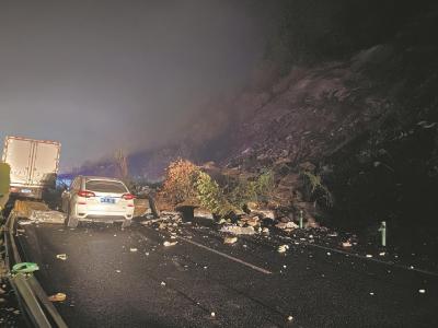 安来高速恩施段发生山体滑坡 多部门雪夜紧急排险3小时