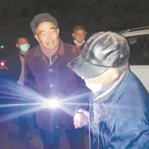 民警帮老人找到亲人并一路护送 安徽男子在汉流浪30年终于回家