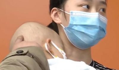 安徽援鄂护师2岁儿子患白血病，武汉志愿者助其子到汉治疗