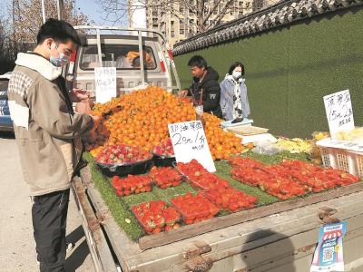 本地出产量大 汉产草莓上市旺季市民享口福