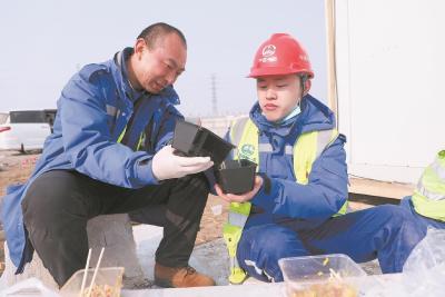 武汉学子与父亲并肩驰援石家庄 一起参与隔离点建设