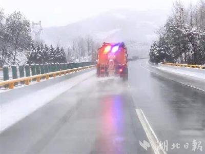 鄂西北迎牛年首场降雪 湖北高速多举措排堵保畅
