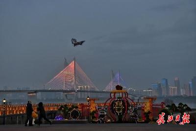 除夕夜，武汉长江灯光秀将亮到凌晨2点