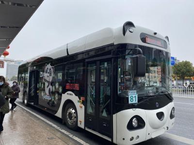 襄阳投用熊猫智能公交 乘客可刷手乘车和购物