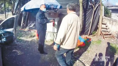黑加油站藏匿村湾中 警方巡逻时一举捣毁