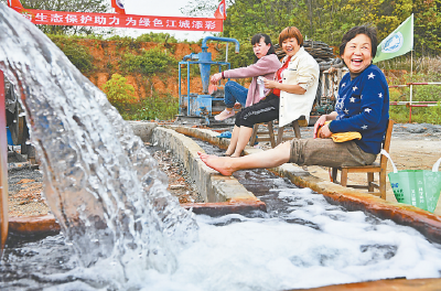 武汉发现第一眼温泉井成打卡地 附近村民边泡脚边拍抖音 