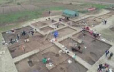 襄阳凤凰咀遗址发掘出一段距今5200年的古城墙和护城河