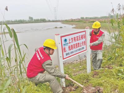 注意！闲来垂钓池塘边，莫蹲在高压线下