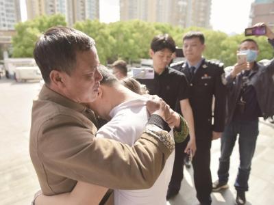 跨越1200公里 宜昌夫妇与被拐失散32年的骨肉相见