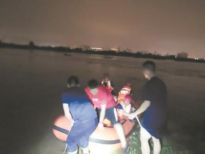 河水上涨5名垂钓者被困府河 公安消防紧急救援