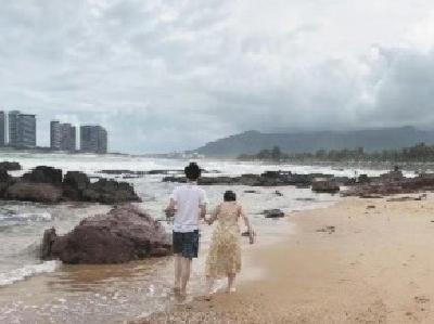 海南旅游遇到两儿童被浪卷走 武汉小伙两下海救人不幸遇难