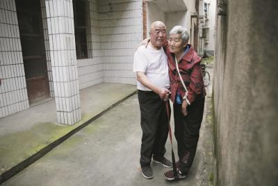 黄石老爹照料瘫痪妻子11年 捆绑在一起去社区康复锻炼
