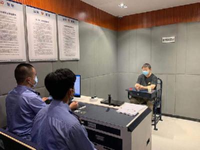 男子为泄愤从17楼抛下啤酒瓶砸碎雨棚 已被刑拘