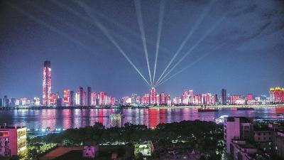 武汉长江灯光秀献礼党的百年华诞 12分钟穿越100年