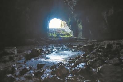 一洞两出口冷暖两重天 恩施奇特溶洞吸引自驾游爱好者 