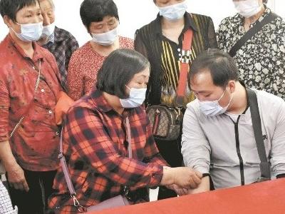 民警3次比对DNA帮其找到亲生父母 他走失30年终回武汉老家