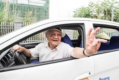 85岁摄影爱好者考驾照想自驾采风：“只想认真过好每一天”