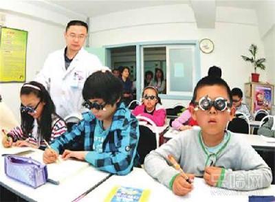 “电子式带娃”惹祸 8岁男童近视400度