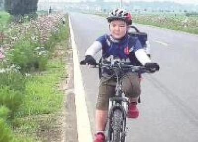 襄阳8岁男孩随父骑行3天到河南 最后30公里骑了9个小时
