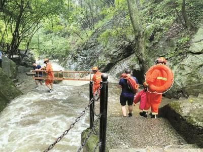 武汉黄陂木兰天池景区突发山洪 消防架梯救出两名被困人员