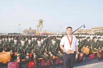湖北英模代表现场见证伟大时刻 坚定信念不断奋斗 