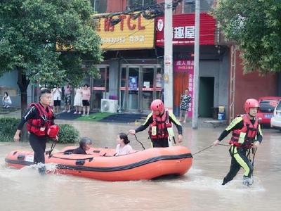 河南抗洪抢险一线，武汉消防紧急转移救助393名被困群众