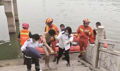 野泳男子腿抽筋被困水库 消防员乘橡皮艇紧急救援