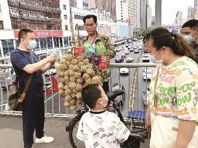 宠物蝈蝈重现江城市场 虫鸣声唤起童年回忆