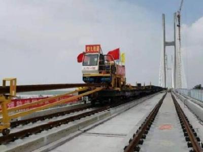 安九高铁湖北段铺轨完成 武汉至上海车程将缩至3个小时