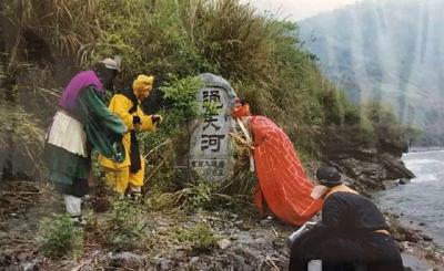 空心村上演