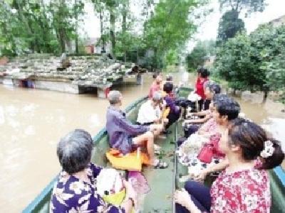 暴雨来袭 钟祥解救被困群众273人