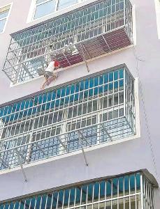 3岁女童悬挂在4楼防盗网 警民联手救娃