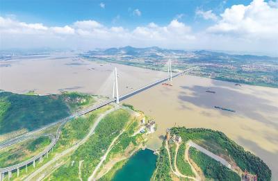 湖北两座长江大桥同日通车 数量增至37座与重庆并列全国第一
