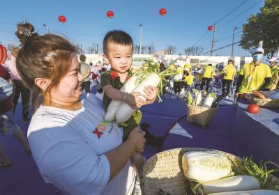 青山举行农民丰收节 农民当主播为自家白菜萝卜代言