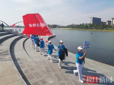 潜江市举行2021年重阳登高健步活动，近千名老人参加