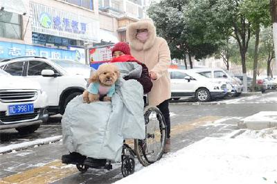 荆州女子推着78岁妈妈坐轮椅看雪景