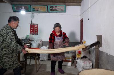 湖北六旬老人制糖40年：“熬”出甜蜜新年