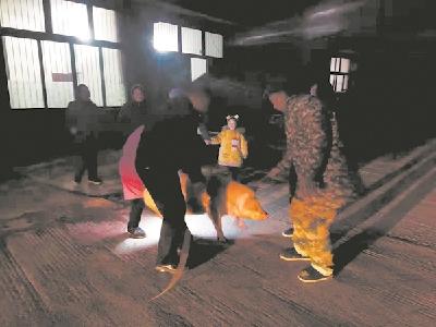 民警寒夜寻回年猪 恩施土家山民喜笑颜开