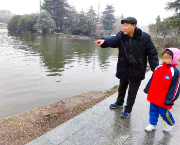 枣阳74岁大爷跳入冰冷河水中救起落水儿童