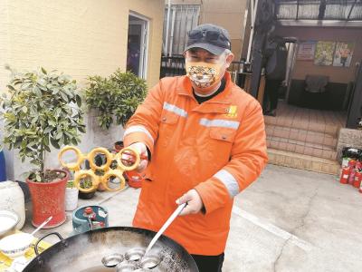 做冰墩墩汤圆 炸奥运五环面窝  这群环卫工花样庆元宵