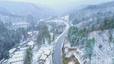 绝妙相遇！神农架四月飞雪迎花开