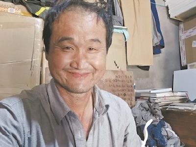 收废品的画家位光明 荆门女婿在昏暗陋室里绘光明