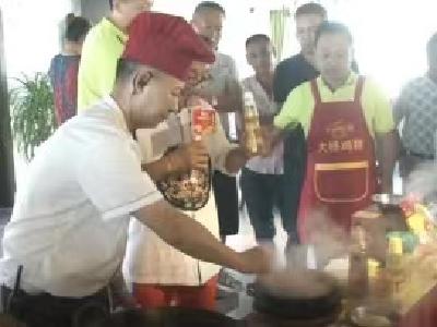 乡村大厨一展身手 现场端上纯正好味道