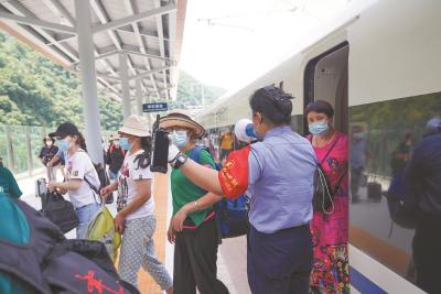 郑渝高铁襄万段开通满月 62.1万人乘高铁出行
